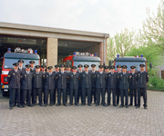 840259 Groepsportret van een groep personeelsleden van de Brandweer Nieuwegein, bij de brandweerkazerne ...